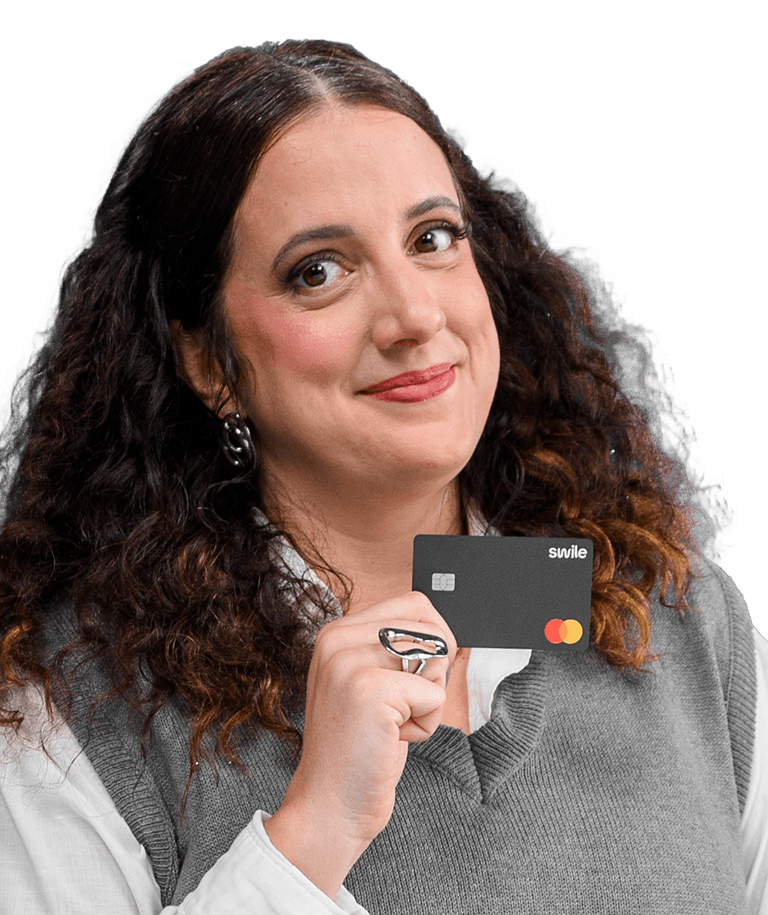 Colaboradora Swile segurando cartão