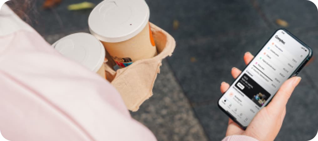 Uma pessoa utiliza o aplicativo da Swile em seu smartphone